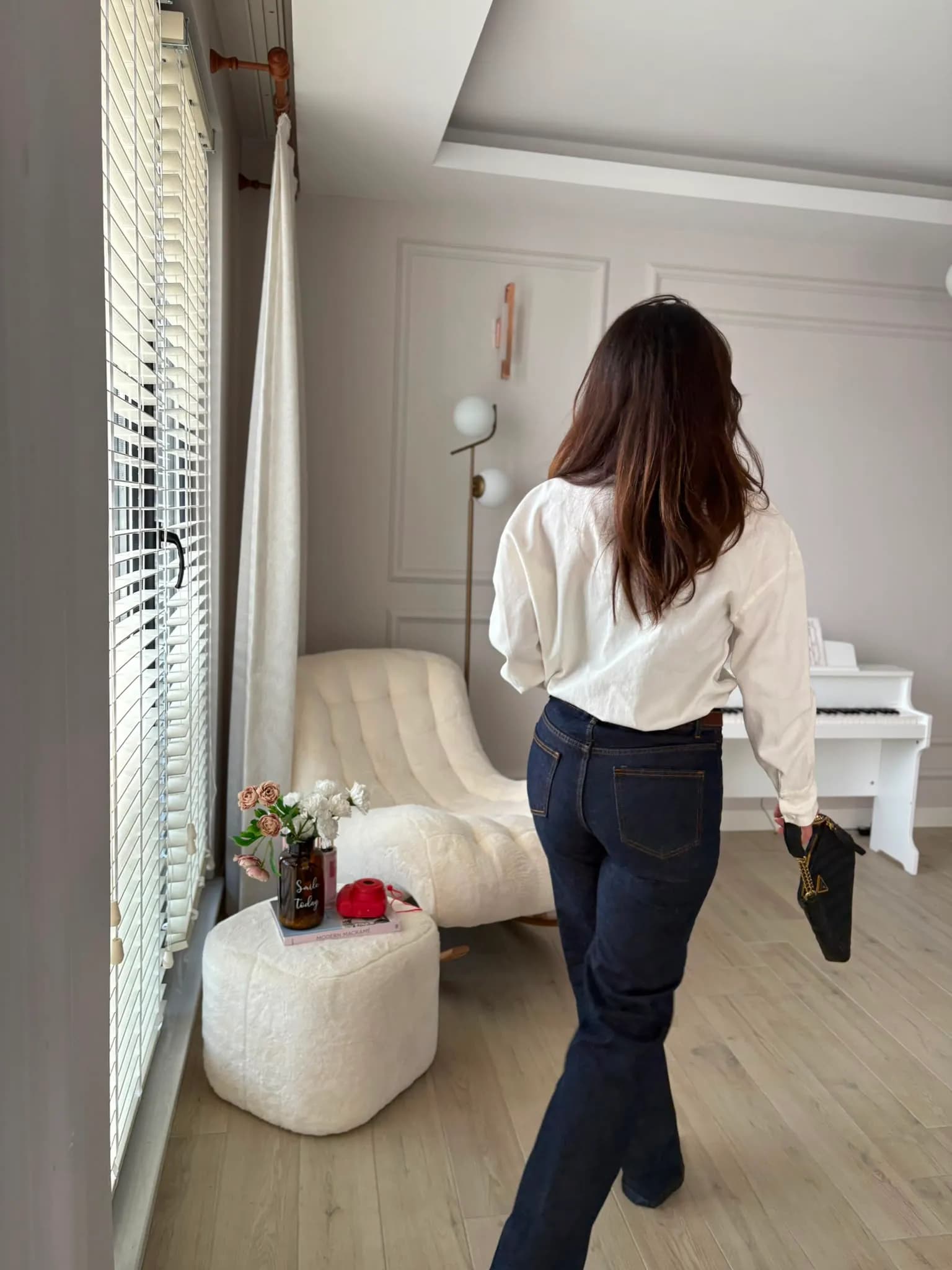 KOYU MAVİ ÖNÜ DİKİŞ DETAYLI KEMERLİ JEAN